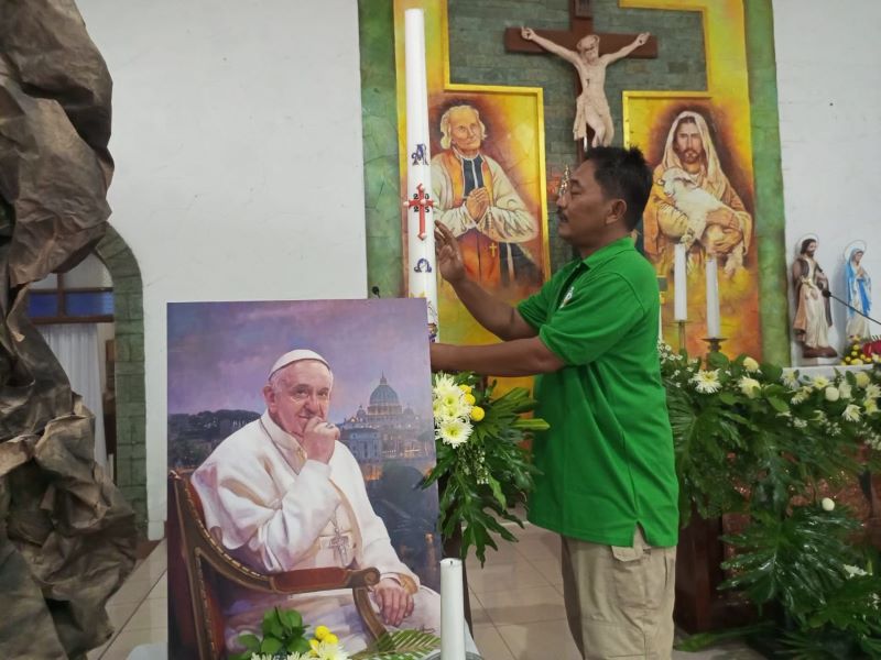 JELANG MISA : Pengurus Gereja St Yohanes Maria Vianney sedang persiapan menyambut ibadah Misa Requiem atas wafatnya Paus Fransiskus.