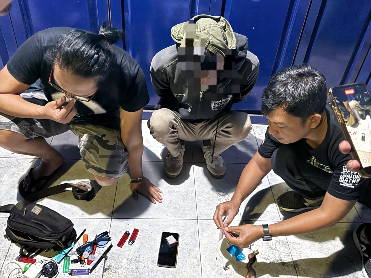 DITANGKAP: Pengedar sabu berinisial SR menjadi target operasi polisi dan ditangkap di Jalan Raya Blabak-Sawangan, Kamis (17/4/2025).