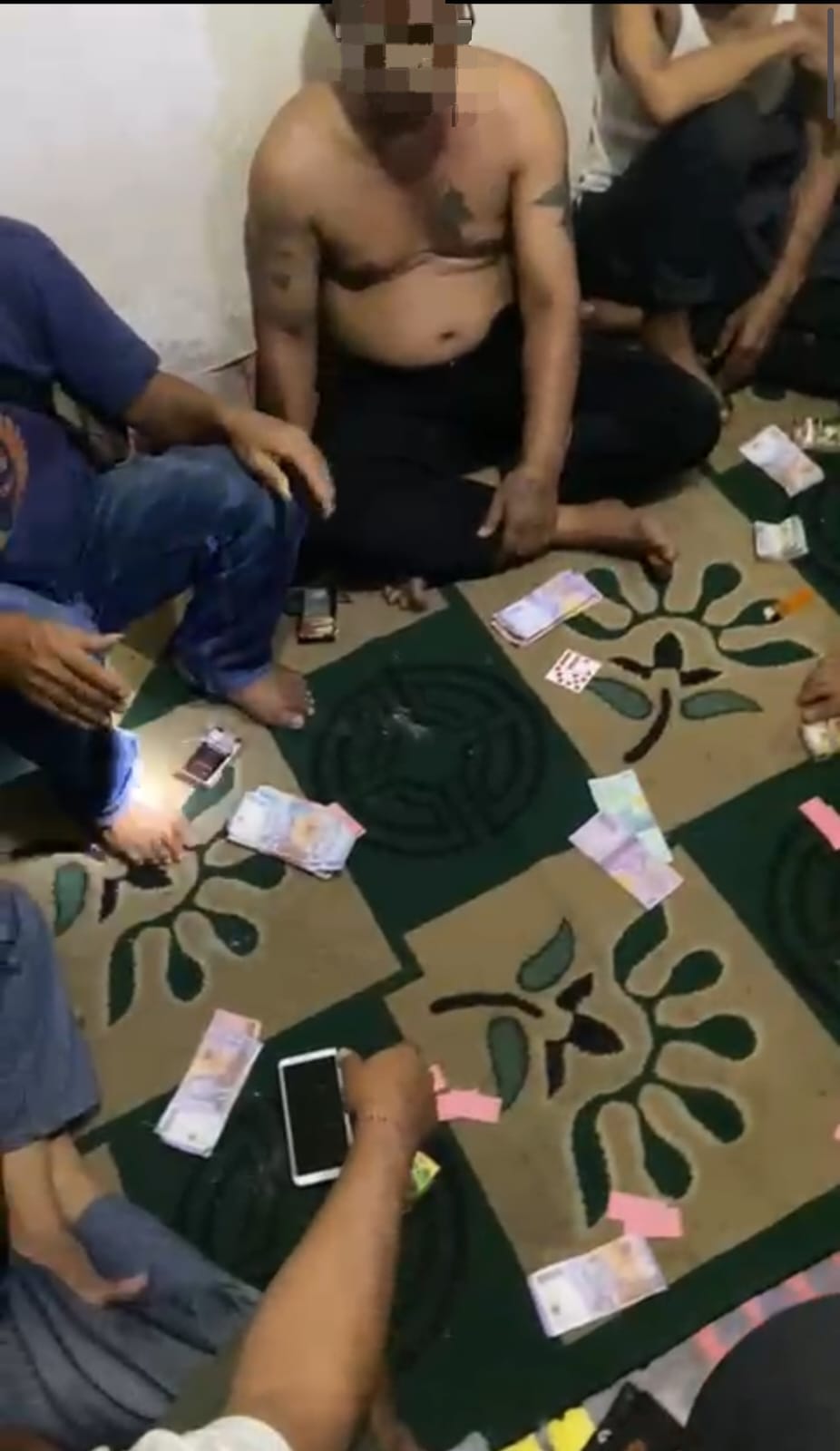 PRAKTIK JUDI: Tujuh orang, termasuk pemilik rumah ditangkap karena kedapatan melakukan aktivitas perjudian.