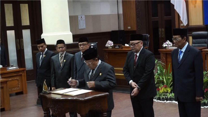 Ketua DPRD DIJ Nuryadi meneken berita acara di sela penyerahan LHP BPK disaksikan Dirjen Pemeriksaan Keuangan Negara V BPK RI Widhi Widayat dan Gubernur DIY Hamengku Buwono X Rabu (23/4)