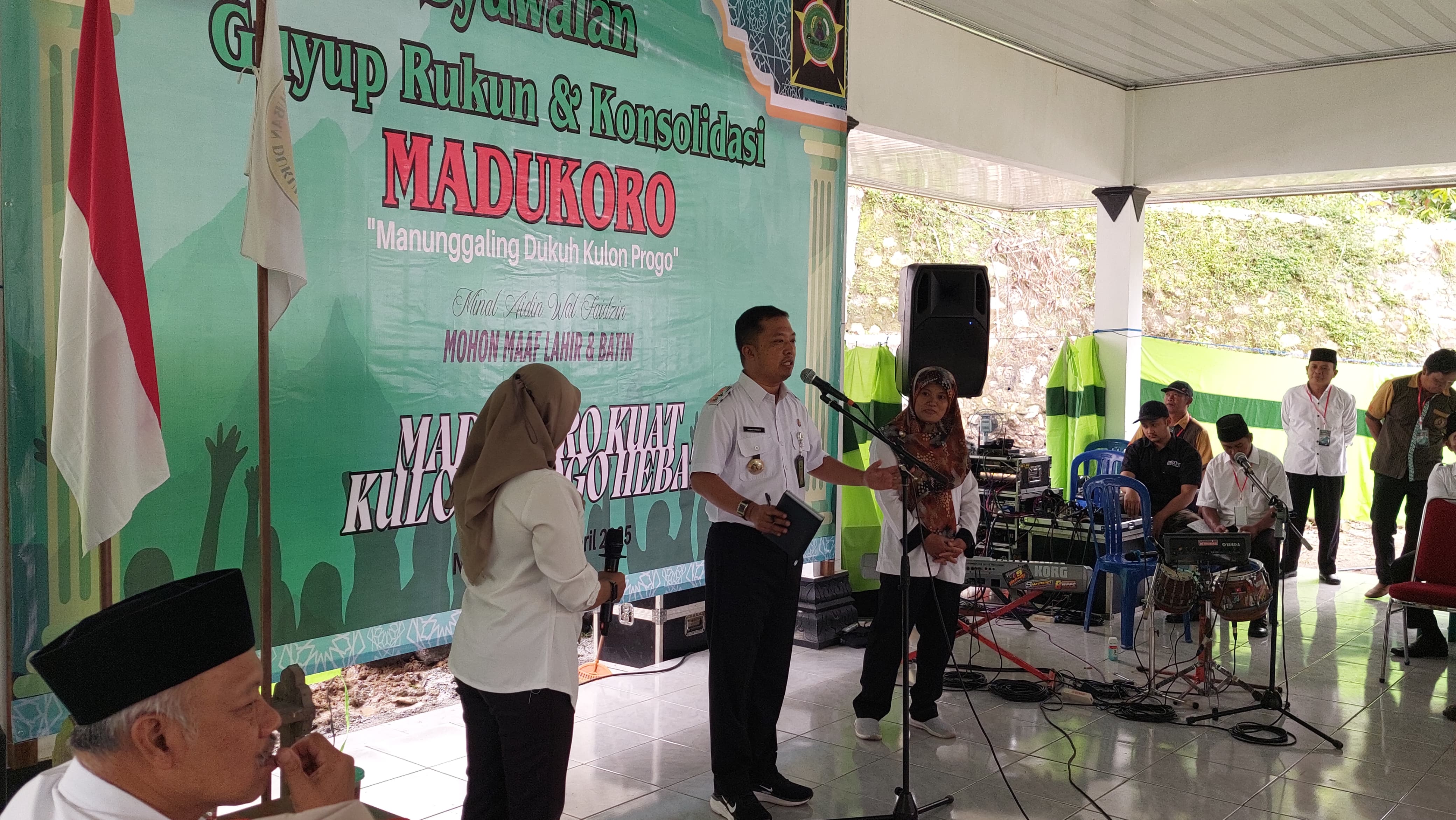 DIALOG: Wakil Bupati Kulon Progo menjawab pertanyaan dari beberapa dukuh.