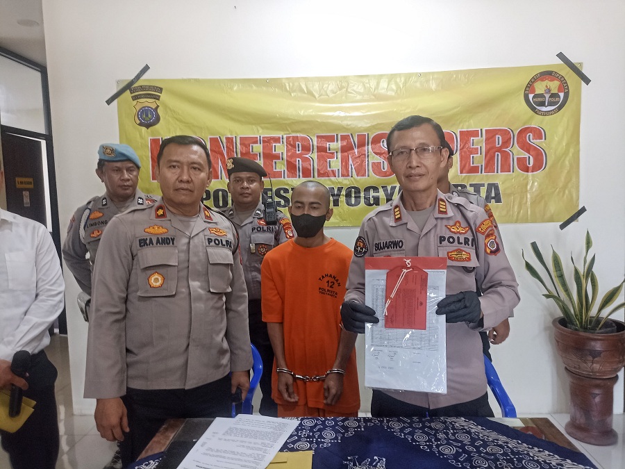 Jajaran Polsek Gedongtengen saat menghadirkan tersangka dan barang bukti kasus penggelapan uang toko di Mapolsek Gedongtengen, Kamis (24/4/2025).