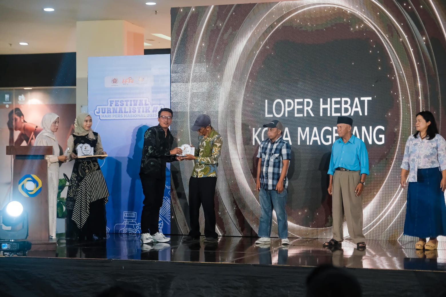 MAGELANG - Persatuan Wartawan Indonesia (PWI) Kota Magelang memberikan penghargaan kepada sosok-sosok pendukung kegiatan pers. Pemberian penghargaan diberikan pada Malam Puncak  Festival Jurnalistik #
