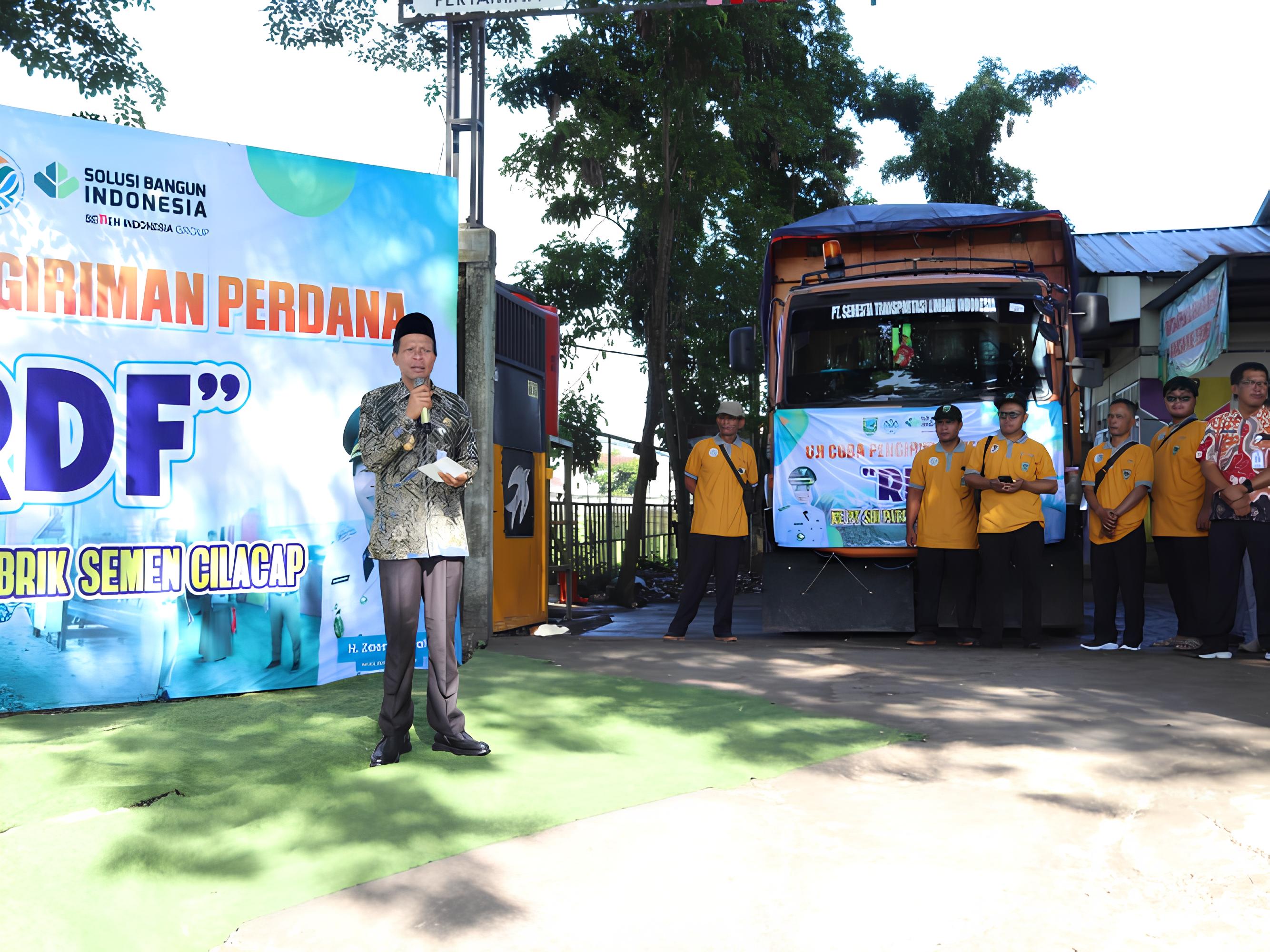 Wakil Bupati Kebumen Zaeni Miftah melepas armada pengangkut sampah untuk diolah menjadi bahan bakar alternatif pengganti batubara.