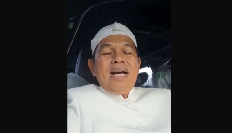 Dedy Mulyadi saat membuat konten video tiktok di mobil.