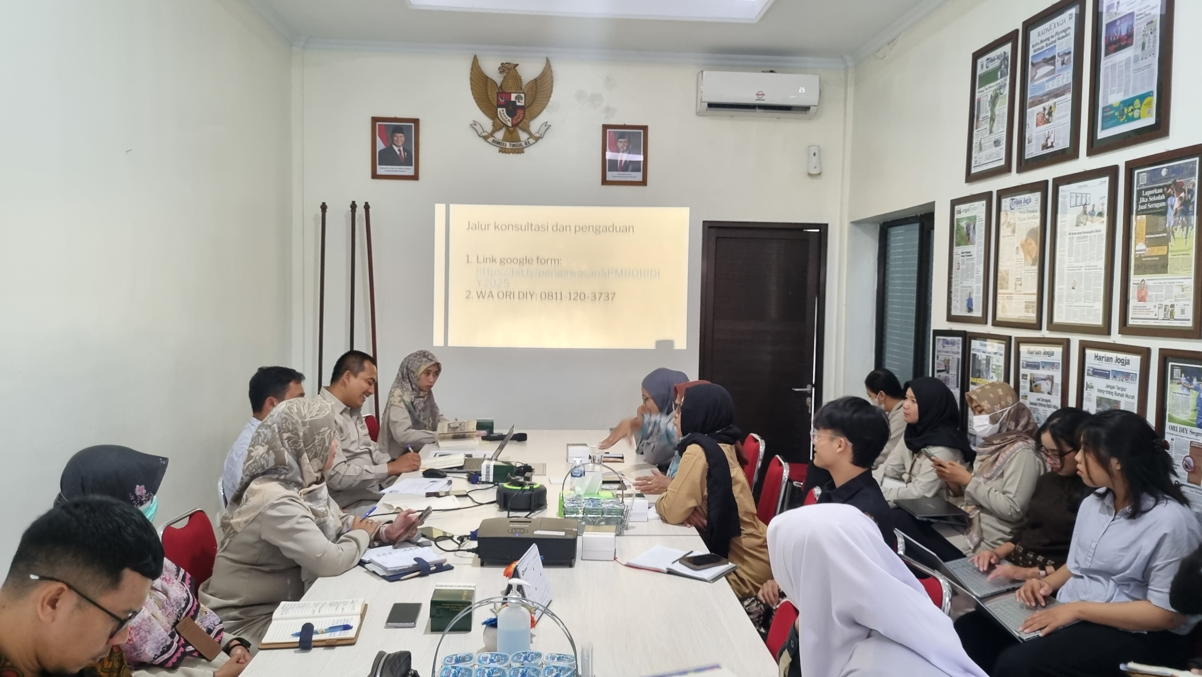 Sesi pertemuan antara ORI DIJ dengan pengamat hingga dewan pendidikan, kaitannya soal sinergi bersama menjaga kelancaran dan keterbukaan PPDB  &nbsp;