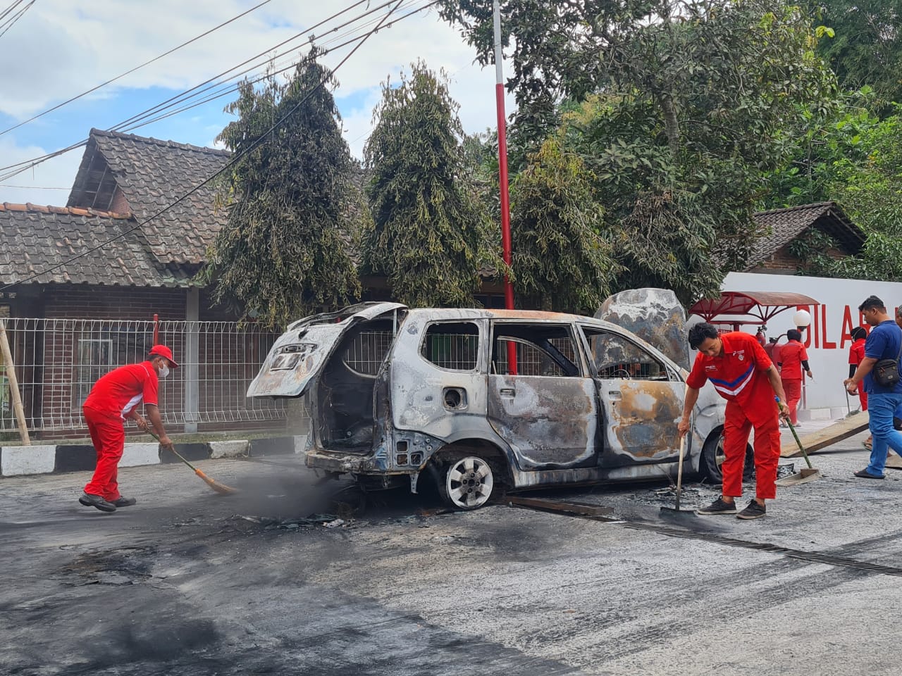OLAH TKP: Petugas kepolisian tengah melakukan olah TKP terhadap mobil yang terbakar di SPBU Ngabean, Secang, Magelang, Kamis (24/4/2025).
