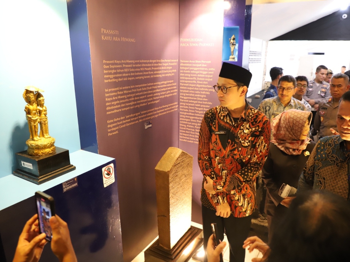 Wakil Bupati Purworejo Dion Agasi Setiabudi menyaksikan koleksi barang antik pada Pameran Temporer Museum Tosan Aji, Kamis (24/4/).