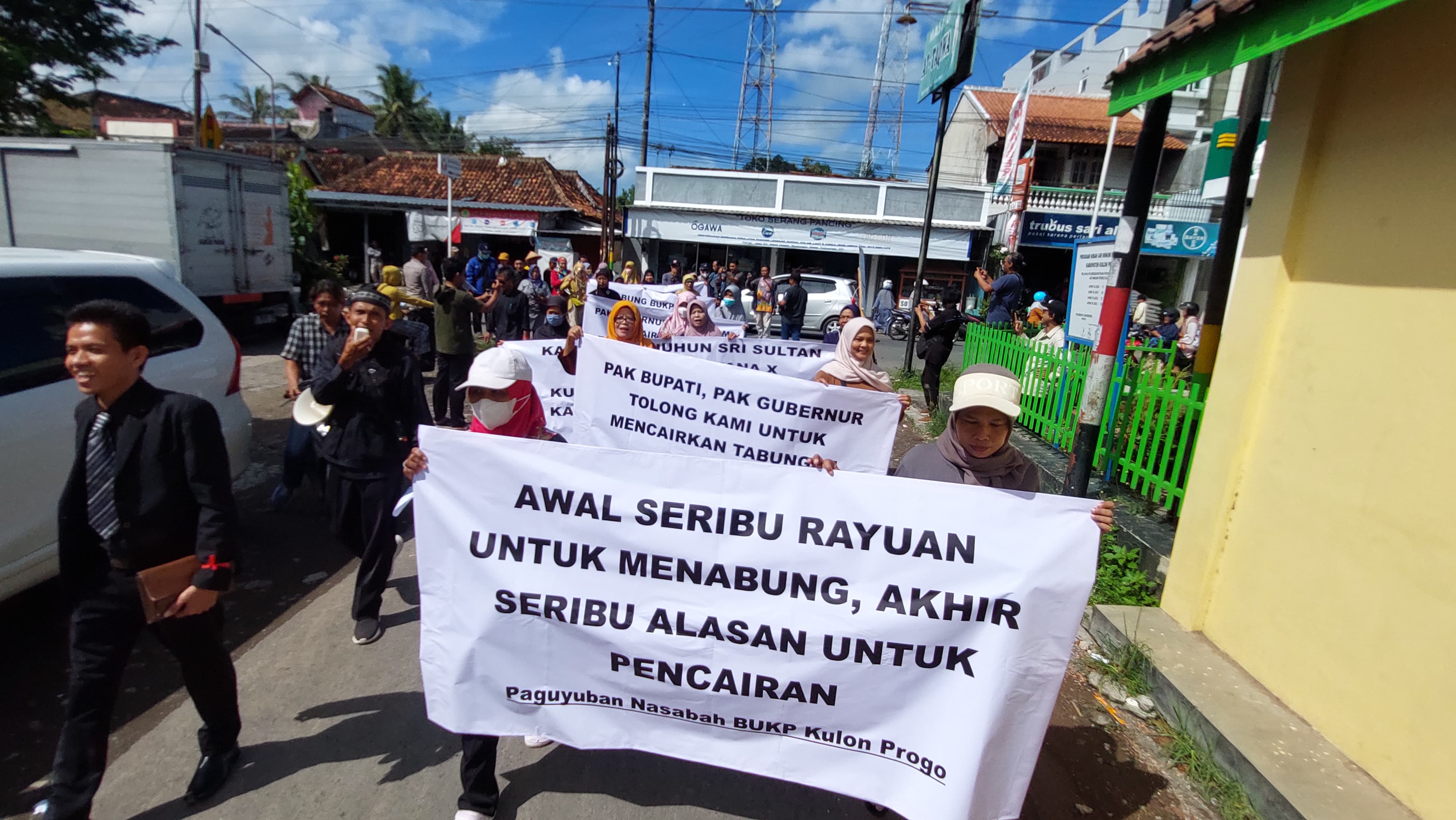 AKSI: Nasabah mendesak BUKP Wates segera mencairkan tabungannya.