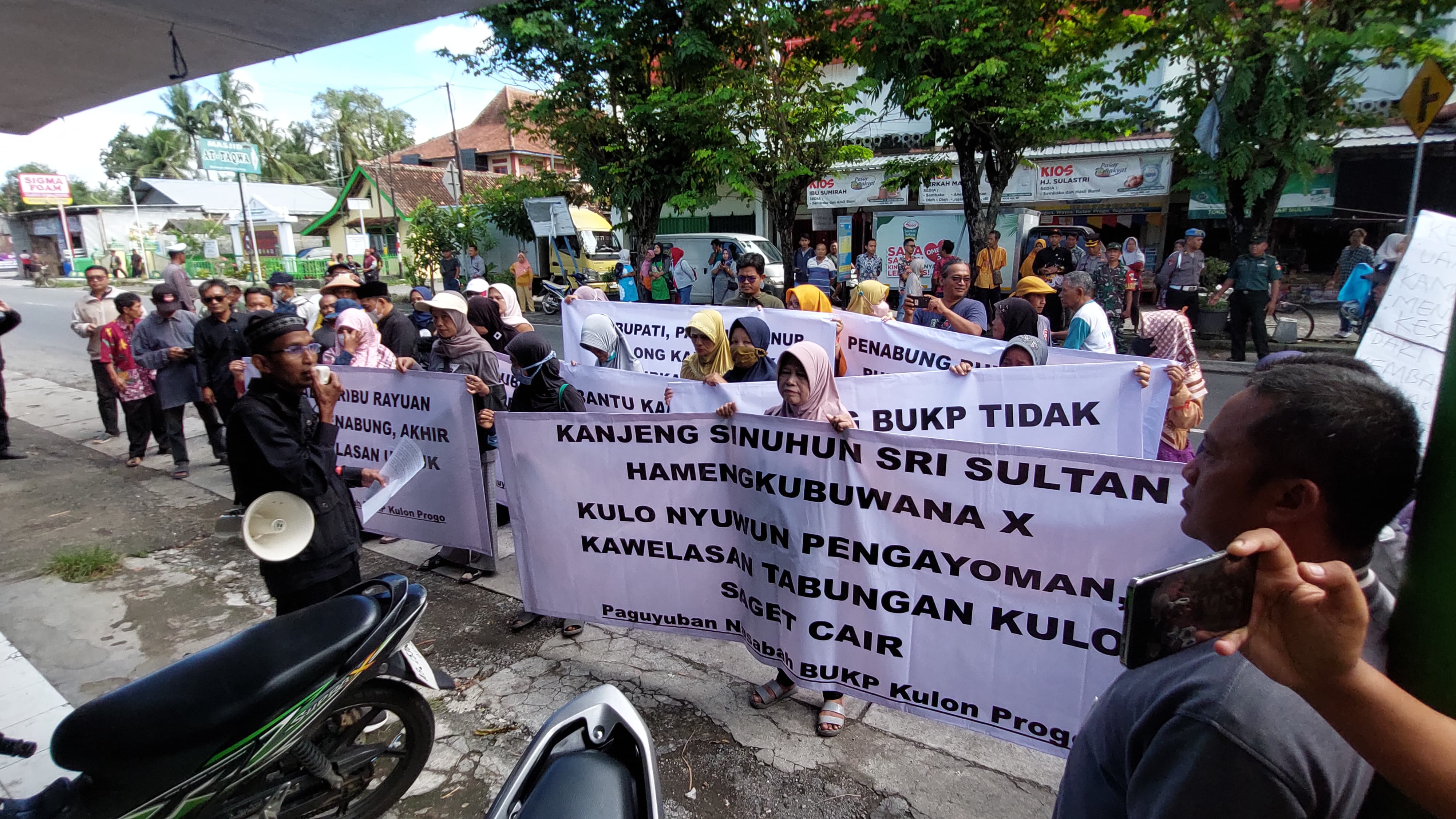 AKSI: Nasabah BUKP Wates memberikan desakan untuk mencairkan dananya.&nbsp;