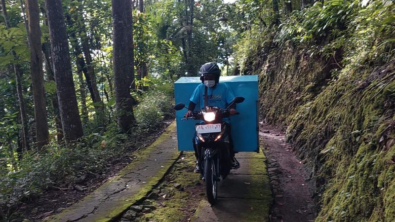 PELAYANAN: Pengantar paket makanan menembus hutan belantara.&nbsp;