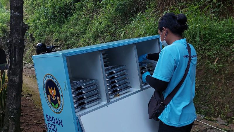 PELAYANAN: Pengantar paket makanan menembus hutan belantara.