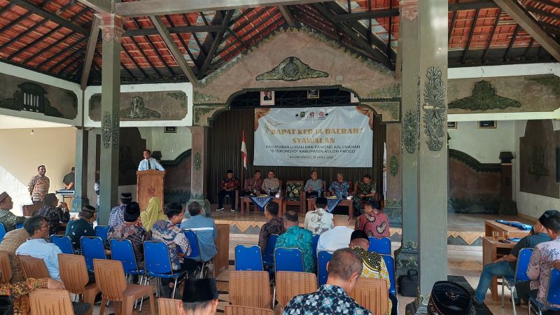 DISKUSI: Lurah se-Kulon Progo berdialog saat syawalan dengan Wakil Bupati.&nbsp;