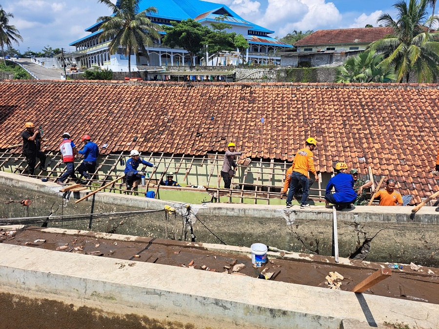 EVAKUASI: Warga setempat menyaksikan proses evakuasi para santri yang tertimpa reruntuhan di Pondok Modern Darussalam Gontor Kampus 5 Darul Qiyam, Magelang, Jumat (25/4/2025).