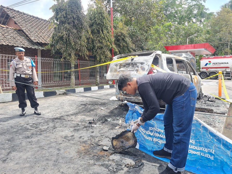 OLAH TKP: Petugas kepolisian tengah melakukan olah TKP terhadap mobil yang terbakar di SPBU Ngabean, Secang, Magelang, Kamis (24/4/2025).