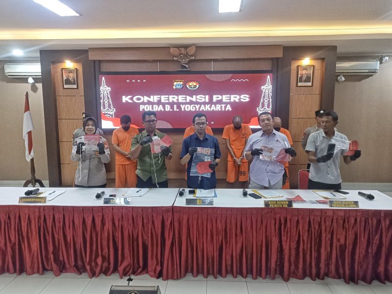 Jajaran Polda DIY, Polresta Jogja, dan Polresta Sleman saat menghadirkan para tersangka kasus peredaran uang palsu di Mapolda DIY, Kamis (24/4/2025).