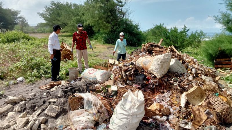 Tumpukan sampah: TPS liar ditemukan di dekat pantai Bantul
