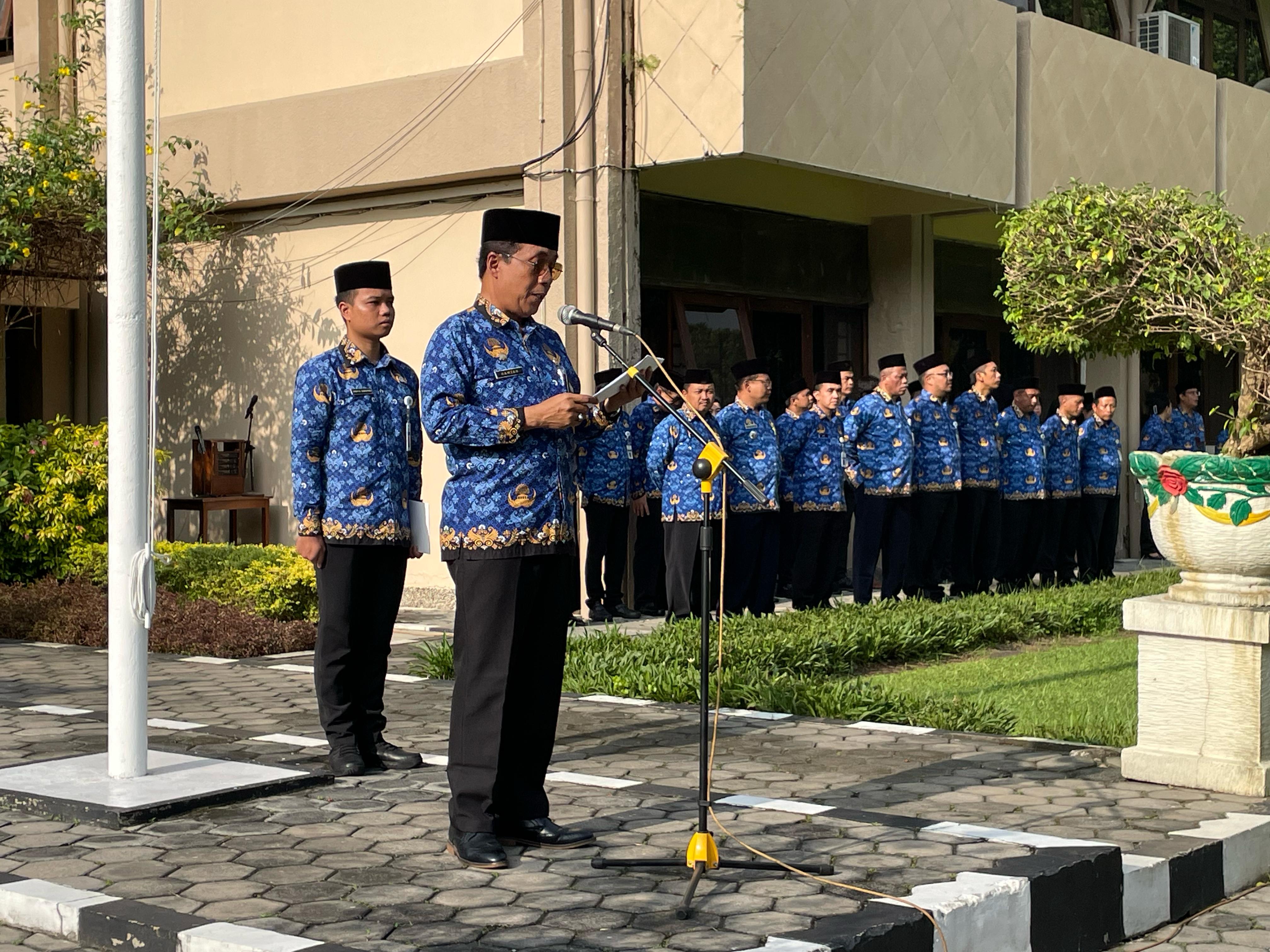 ASN di lingkungan Pemkot Magelang mengikuti apel untuk memperingati Hari Otonomi Daerah, Jumat (25/4).