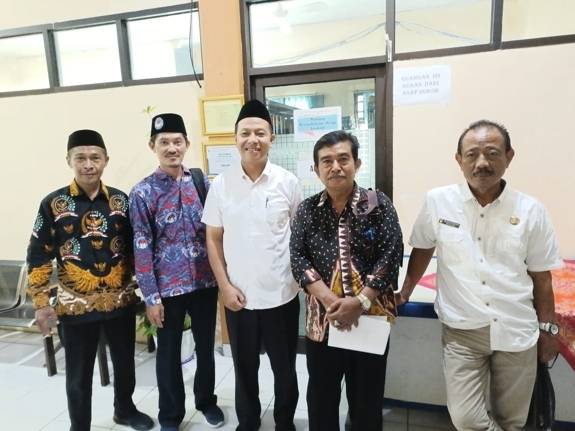Para pengurus berbagai organisasi kepala desa dan perangkat desa di Kebumen berkumpul setelah audiensi di Dinas Pemberdayaan Masyarakat dan Desa (PMD)