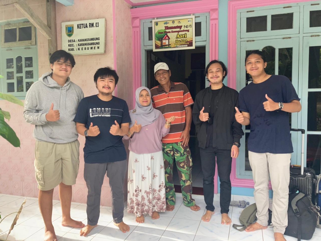 Mahasiswa berswafoto saat menginap di homestay yang dikelola warga Desa Karangsambung. (Istimewa)  &nbsp;