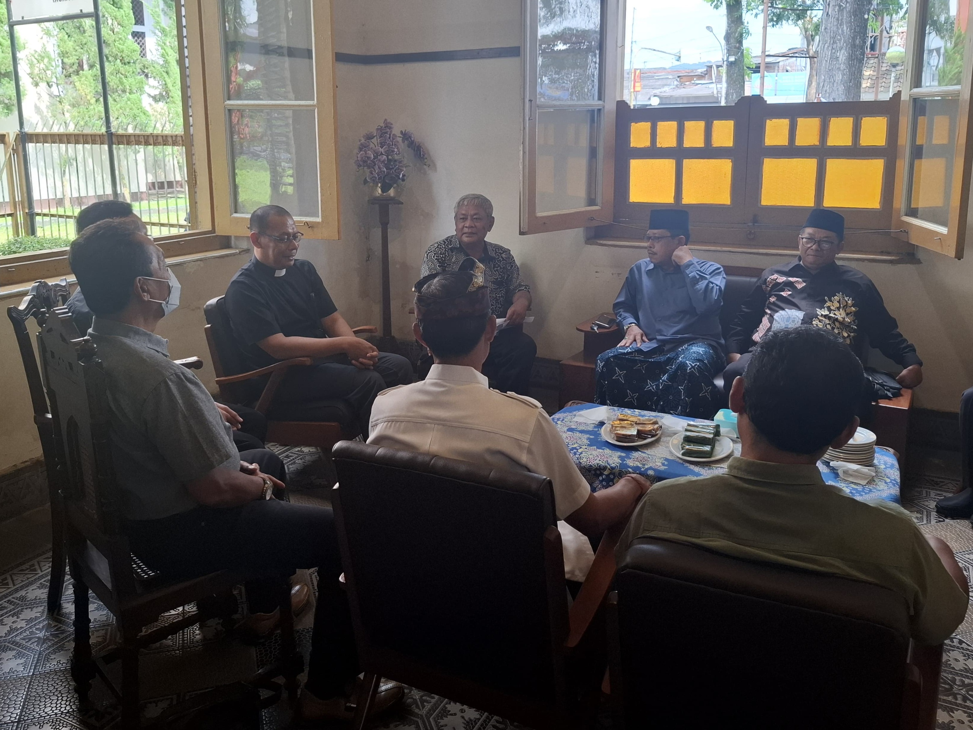 Perwakilan umat beragama di Kota Magelang ke Gereja Paroki Santo Ignatius, Jumat (25/4).  &nbsp;