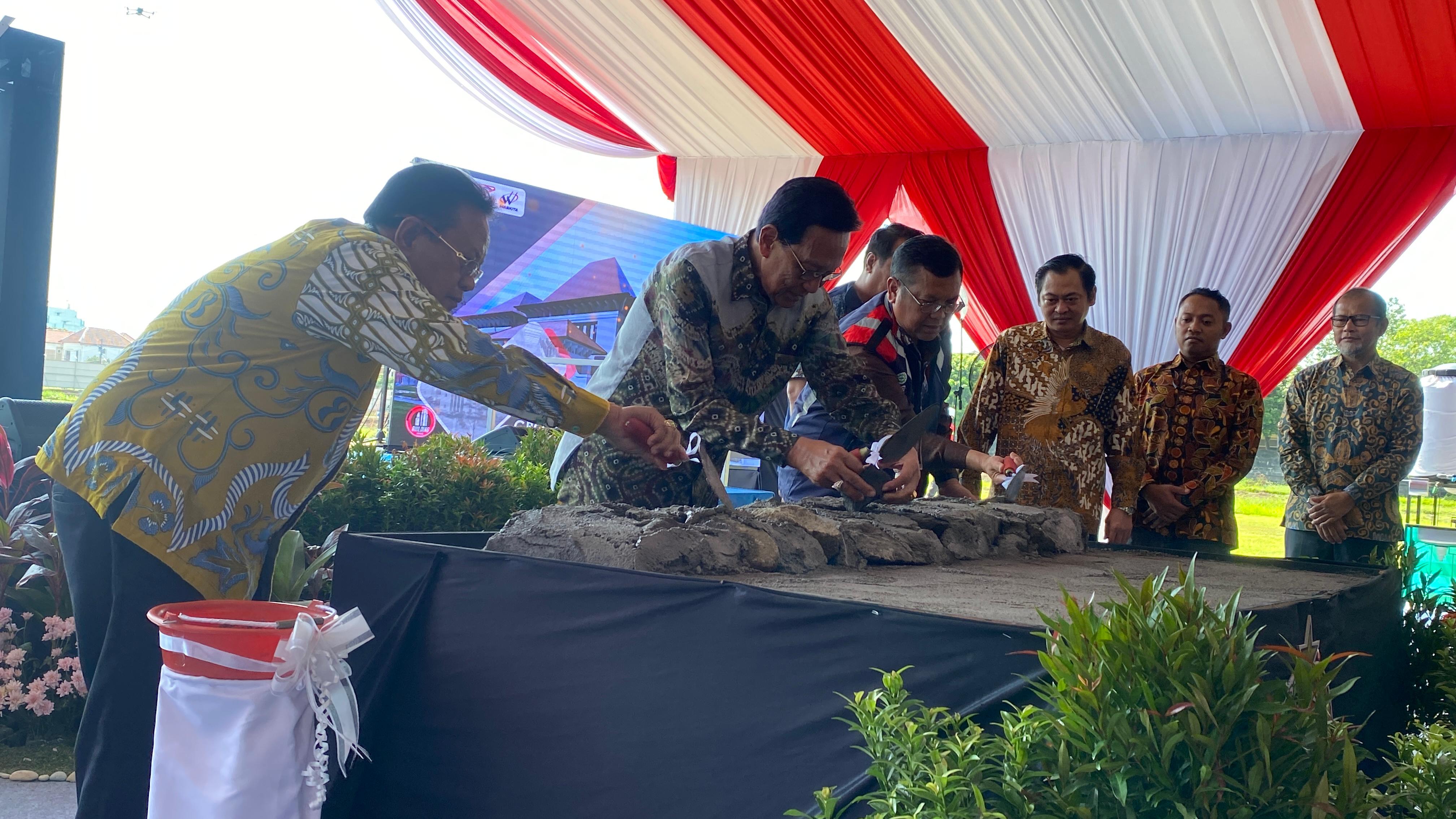 Peletakkan batu pertama gedung baru DPRD DIJ di Lapangan Kenari, Mujamuju, Umbulharjo, Jogja, Jumat (25/4/2025).
