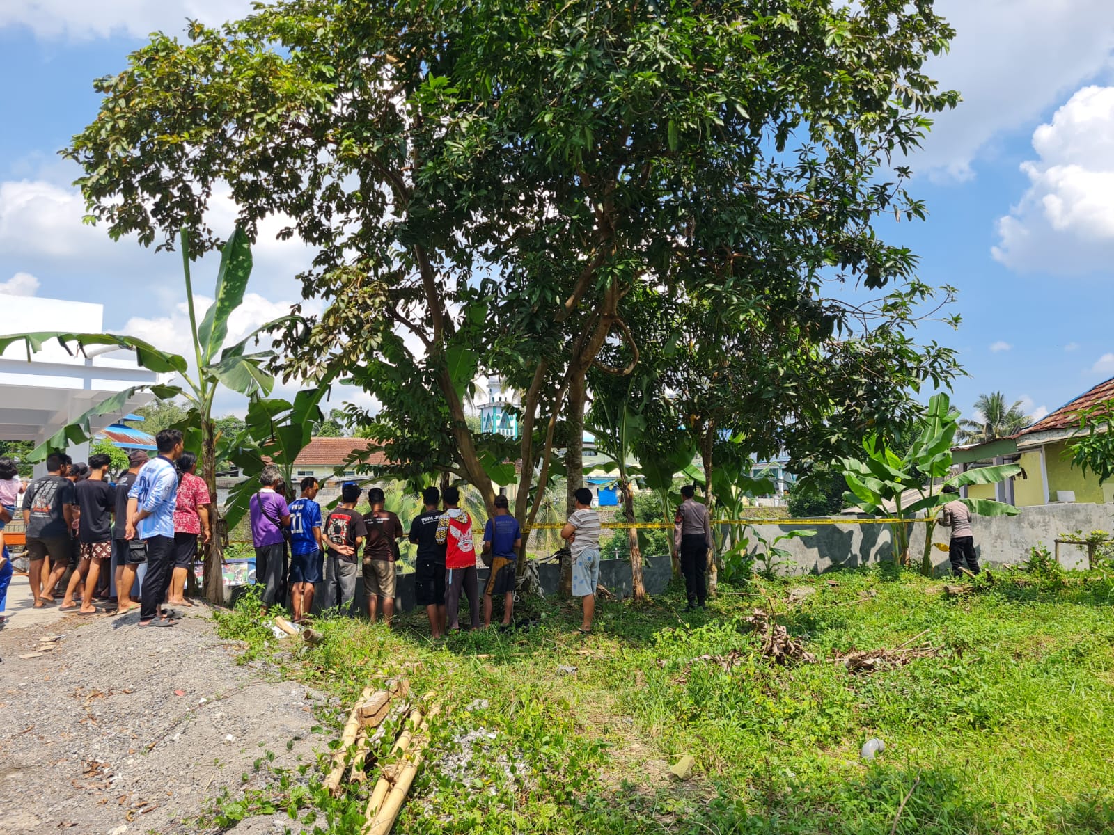 Warga setempat tampak menyaksikan proses evakuasi para santri yang tertimpa reruntuhan di Pondok Modern Darussalam Gontor Kampus 5 Darul Qiyam, Magelang.