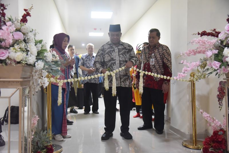 SIMBOLIS: Bupati Sleman Harda Kiswaya saat ikut meresmikan fasilitas RSUD Prambanan Jumat (25/4).