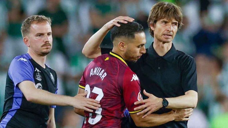 SEDIH: Pemain Real Valladolid dan pelatih Alvaro Rubio menelan kekalahan telak atas Real Betis 5-1 yang memastikan mereka menjadi tim pertama yang terdegradasi di La Liga