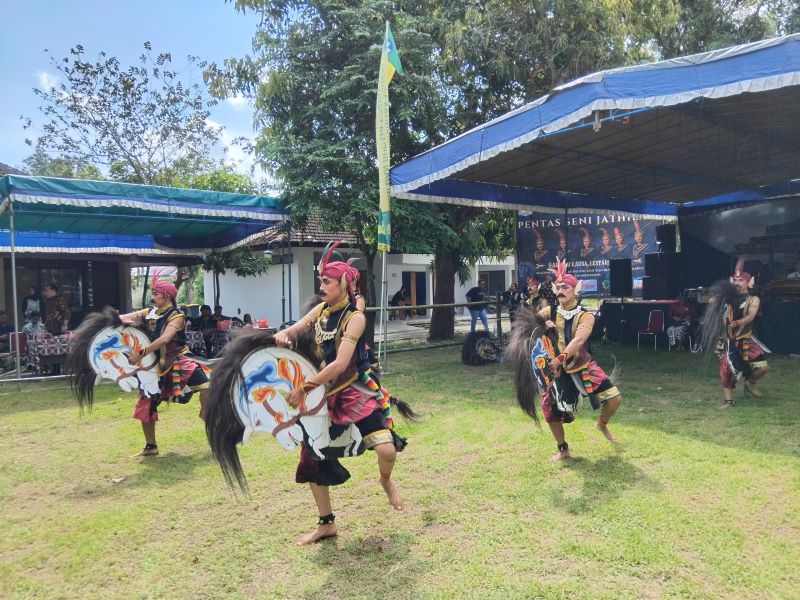 Mahasiswa Akademi Komunitas Negeri (AKN) Seni dan Budaya Yogyakarta saat menggelar pentas seni jathilan Sabtu (26/4).