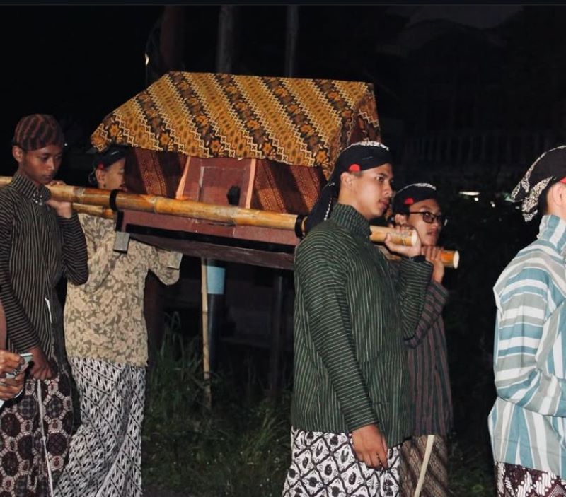 Penggunaan Jodang dalam upacara adat tradisi Tanggap Warsa warga Kembangarum, Donokerto, Turi, Sleman.