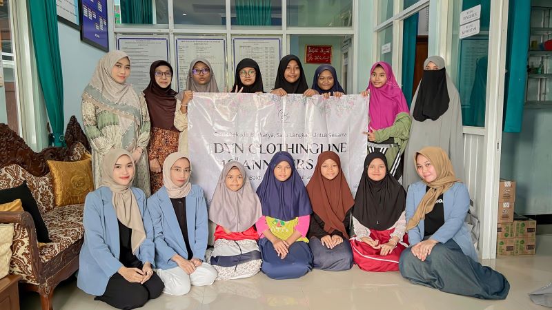 HUT ke-10, DYN Clothingline berbagi kebahagiaan  penuh kehangatan dan suka cita bersama anak-anak Panti Asuhan LKSA Aisyiyah Djauharotul Imamah di Pati, Jawa Tengah.
