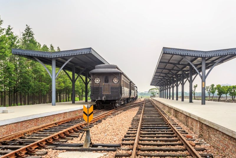 Kereta dan rel kereta.