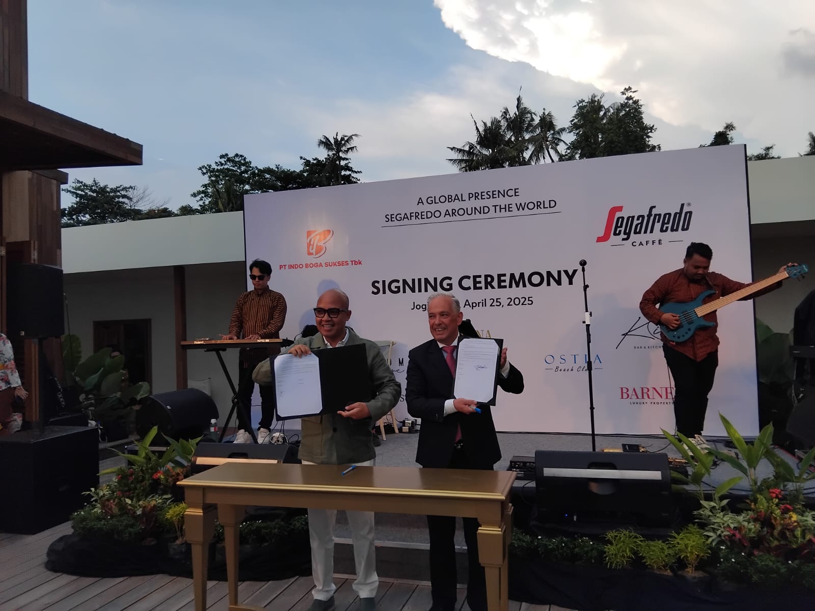 Presiden Direktur PT Indo Boga Sukses Tbk Edi Nugroho dan Chief Operation Officer (COO) dari Segfredo Zanetti Espresso Worldwide Ltd, Hubbert Hahn saat menandatangani MUO di Kims Bar & Kitchen, Sleman