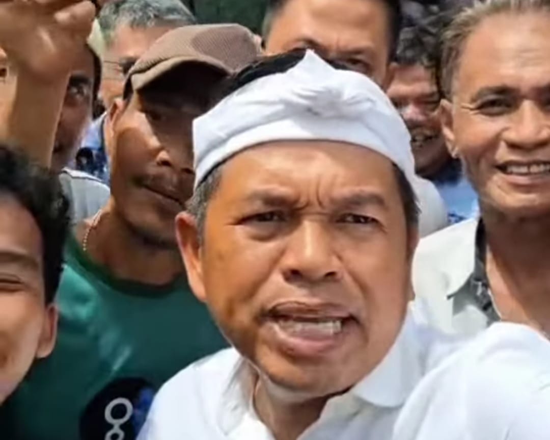 Gubernur Jawa Barat, Dedi Mulyadi saat berswafoto dengan warga.