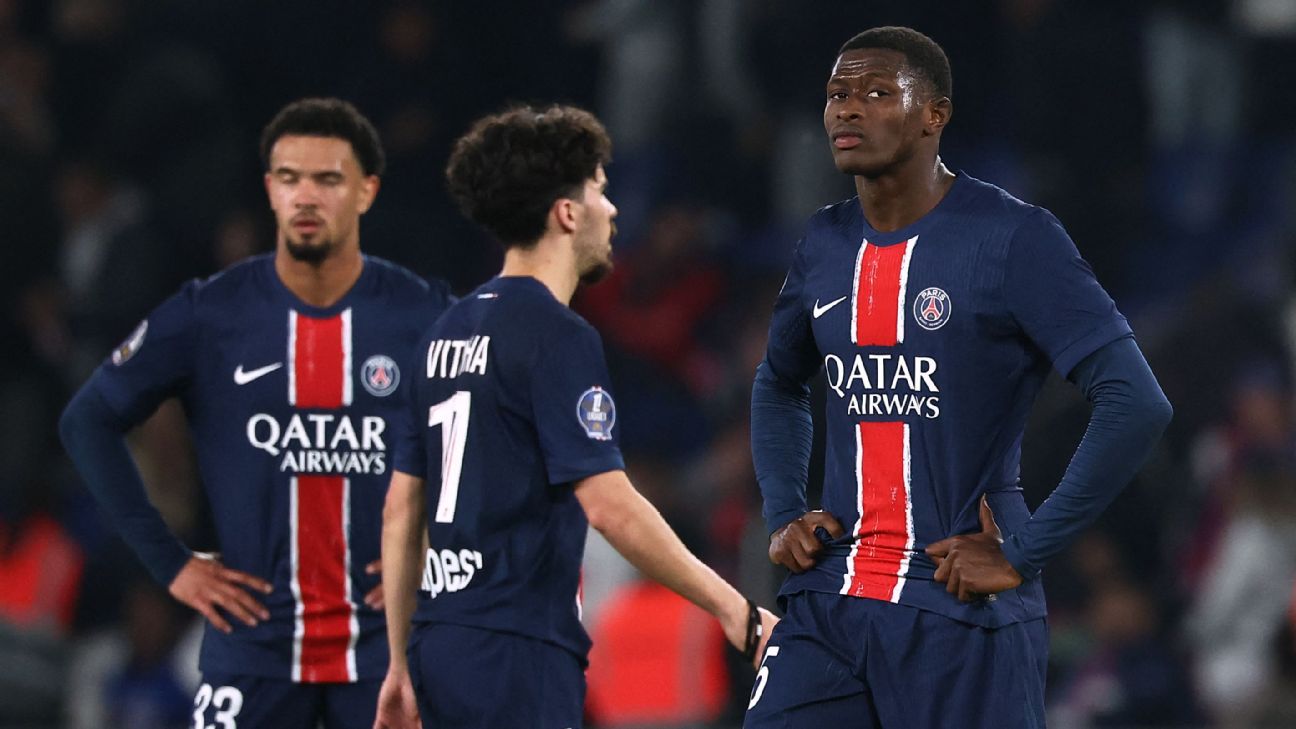 KURANG SEMANGAT - Pemain PSG terlihat kecewa setelah kekalahan pertama di Ligue 1 atas Nice