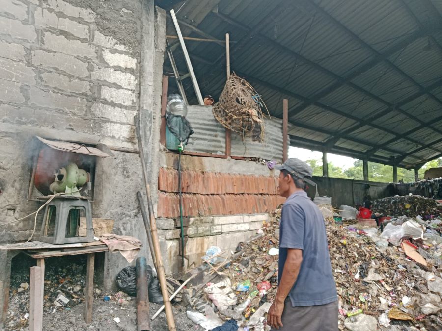 Daryono saat menunjukkan proses pembakaran
