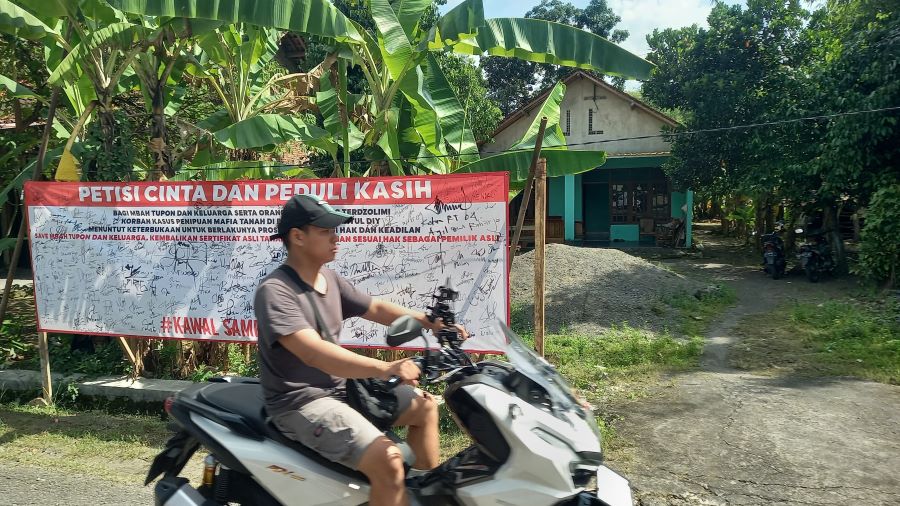 Depan rumah yang tanahnya milik Mbah Tupon kini Ditandatangani warga sebagai bentuk dukungan moril