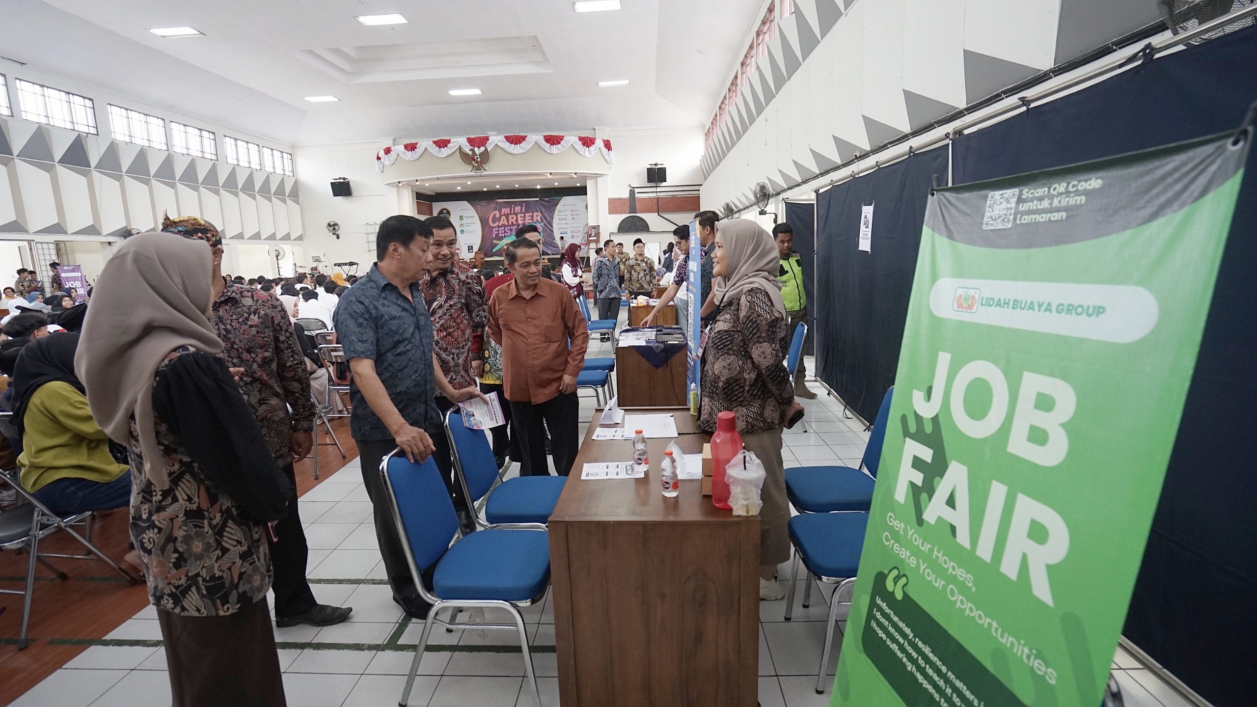 Wakil bupati Magelang saat meninjau stan pada Mini Career Festival 2025 yang berlangsung di GOR Gemilang Setda Kabupaten Magelang, Sabtu (26/4).