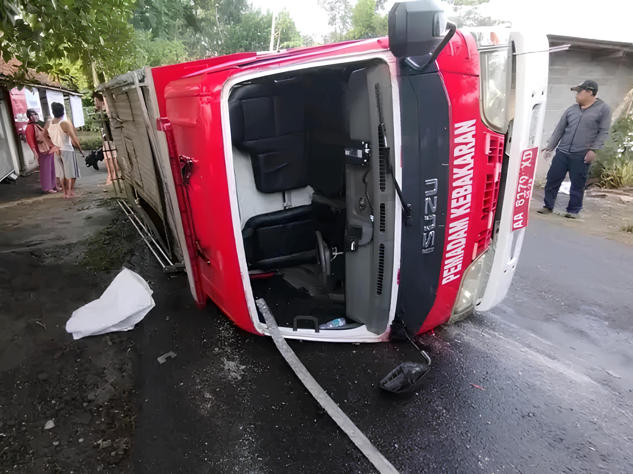 Mobil pemadam kebakaran Satpol PP Kebumen terguling karena patah as roda belakang saat perjalanan menuju lokasi kebakaran.