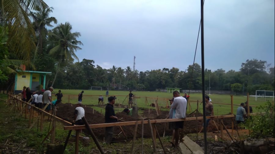KERJABAKTI: Warga Padukuhan Klampok menggali pondasi balai.| Persemian Balai Padukuhan dilakukan oleh Bupati Kulon Progo.