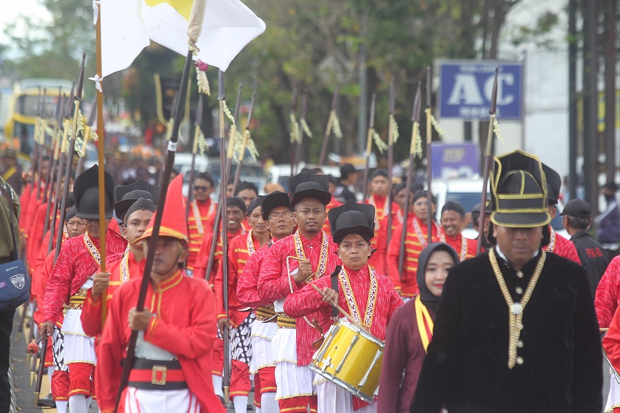 Warga yang menjadi pasukan bregada mengikuti kirab budaya di kawasan Kapanewon Mlati, Sleman, Minggu (27/4/2025).