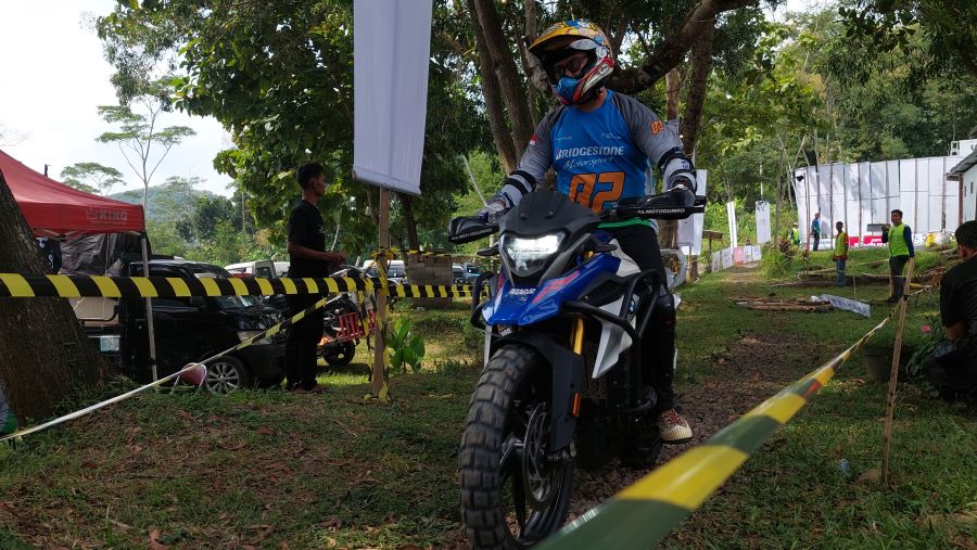 BALAPAN: Motor menerjang rintangan gravel di Air Terjun Kahyangan Pendoworejo.