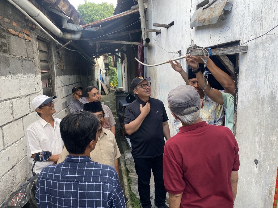 Wali Kota Jogja, Hasto Wardoyo saat meninjau rumah tidak layak huni milik Agus Hermanto warga RT 05 RW 01 Ngampilan, Jogja yang mengalami kerusakan cukup parah.