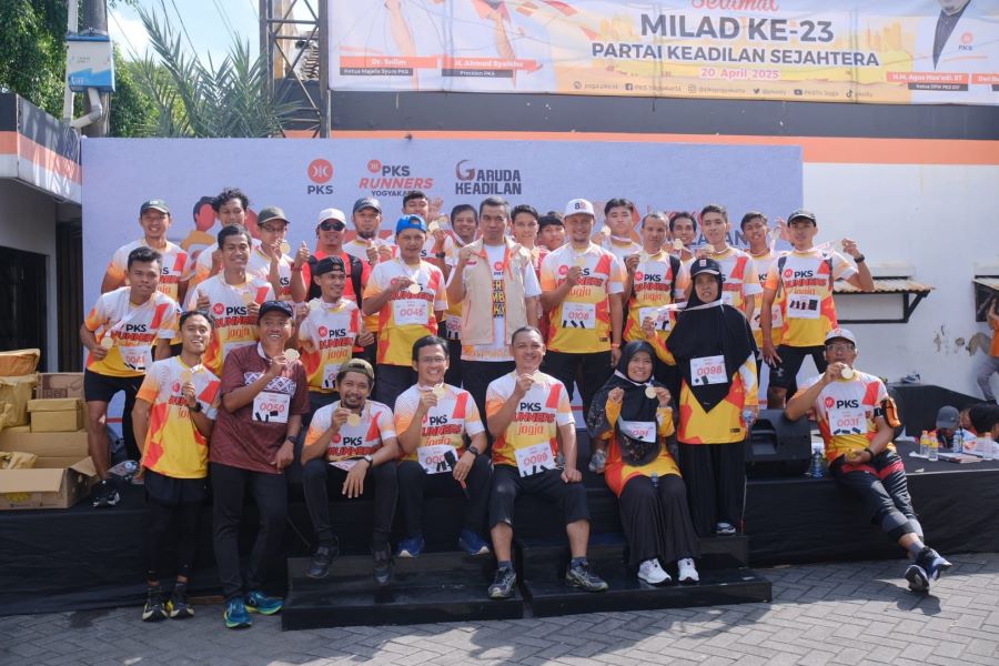 SENANG : Para peserta saat mengikuti fun run yang diselenggarakan DPTW PKS DIY pada Minggu (27/4/2025).