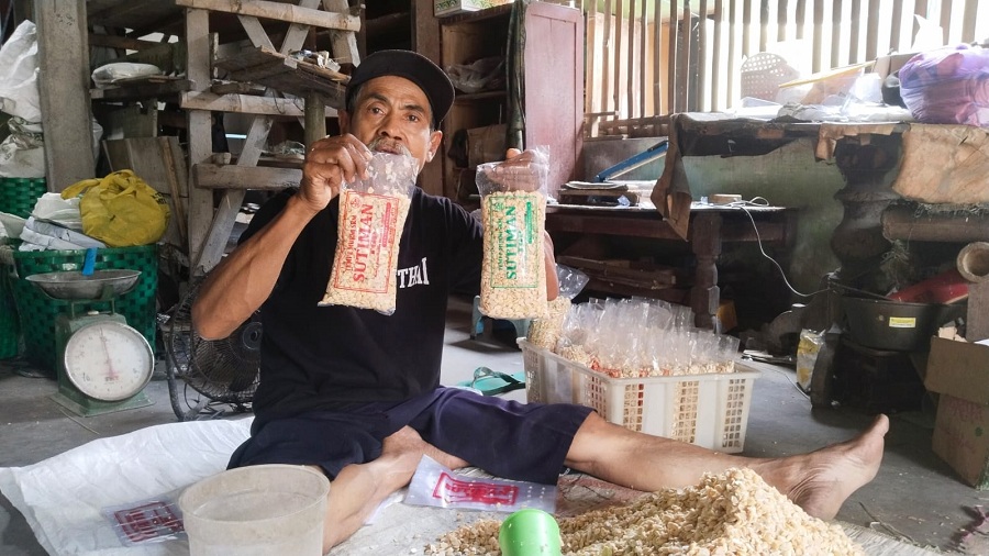 MEROKET: Perajin tempe dari Sleman, Sutiman yang terdampak kebijakan tarif impor Donald Trump pada komoditas kedelai. Ia terpaksa menyiasatinya dengan mengurangi ukuran.