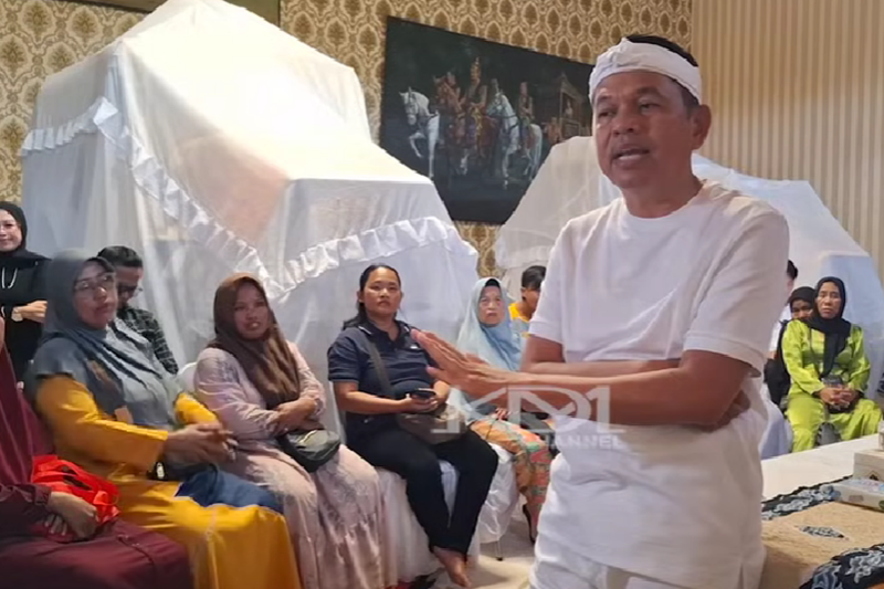 Dedi Mulyadi kumpulkan orang tua siswa yang keberatan terhadap acara wisuda SMA dirayakan di sekolah.