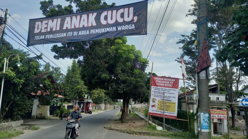 DITOLAK: Sejumlah banner penolakan ITF Niten yang dipasang oleh warga Jaranan dan Sawit Senin (28/4).