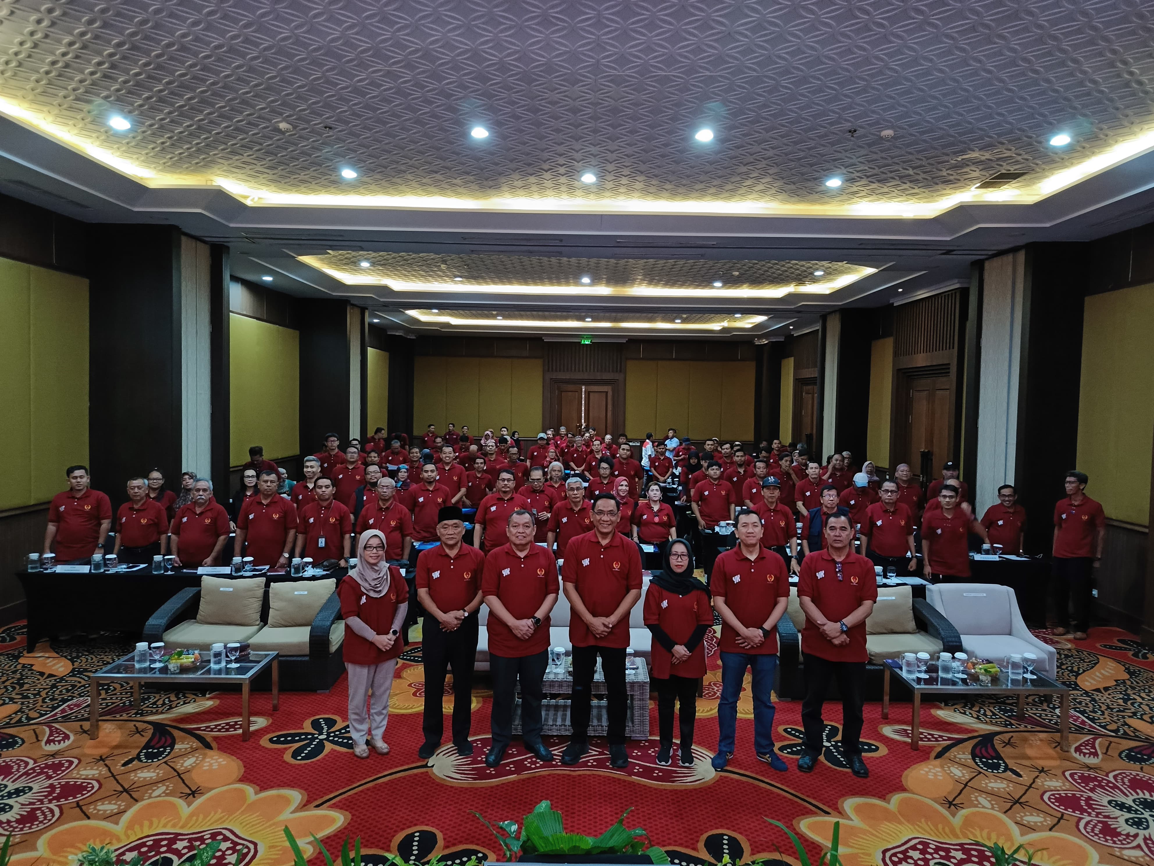 Para pengurus KONI Kota Jogja saat berfoto bersama dengan Wakil Walikota Kota Jogja Wawan Harmawan