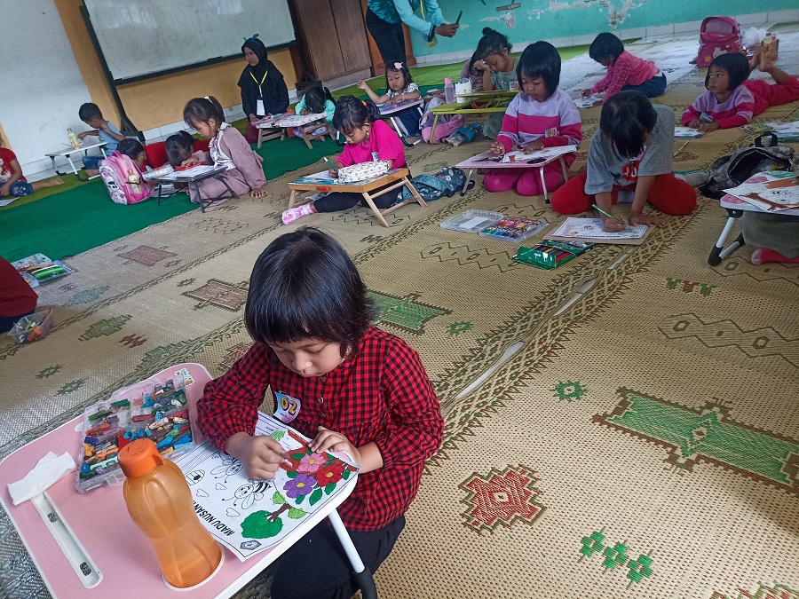 FOKUS: Sejumlah siswa TK mengikuti lomba mewarnai di SDN Caturtunggal 6, Depok, Sleman, Sabtu (26/4/2025).